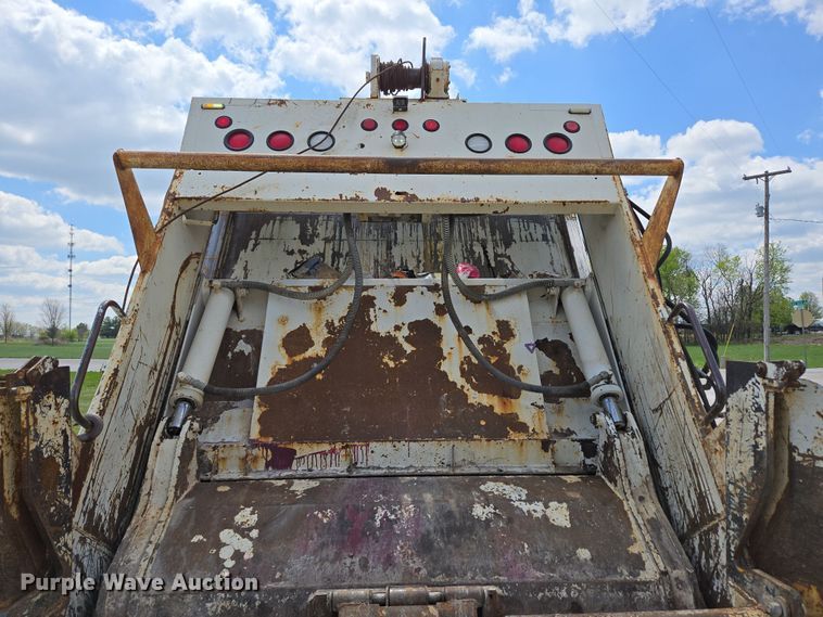 image for item EN3627 2000 International 4900 refuse truck