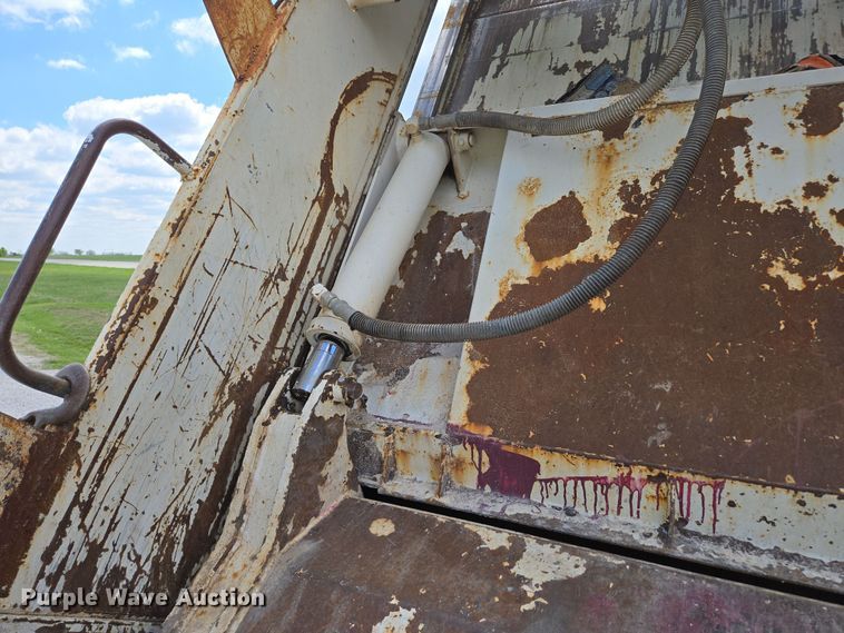 image for item EN3627 2000 International 4900 refuse truck