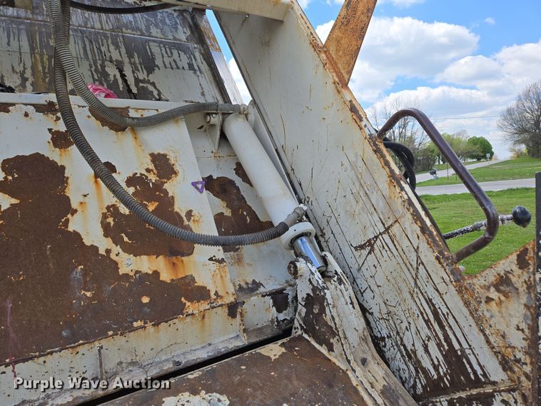 image for item EN3627 2000 International 4900 refuse truck