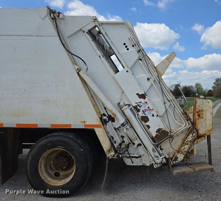 image for item EN3627 2000 International 4900 refuse truck
