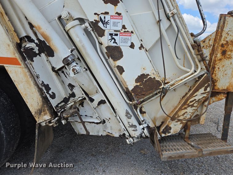 image for item EN3627 2000 International 4900 refuse truck