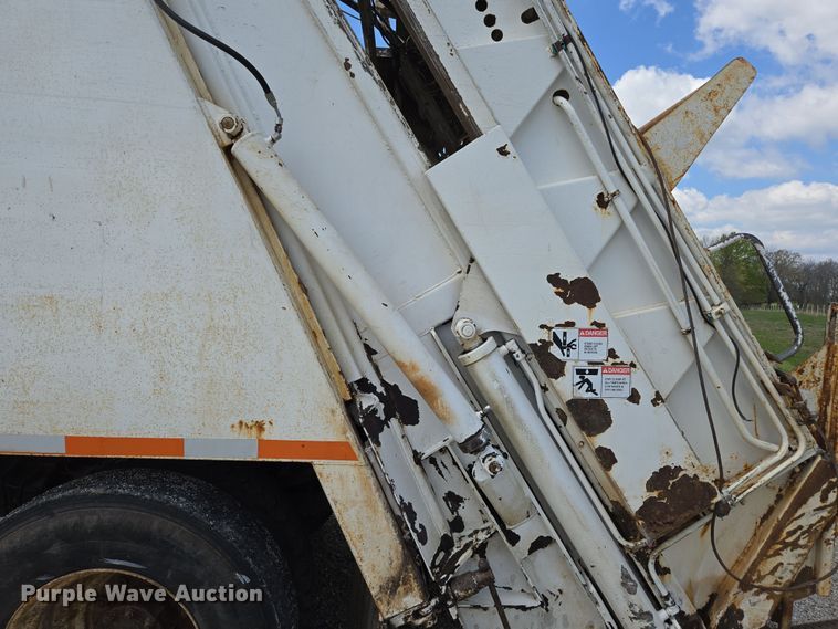 image for item EN3627 2000 International 4900 refuse truck