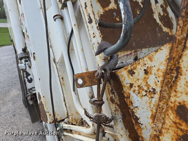 image for item EN3627 2000 International 4900 refuse truck