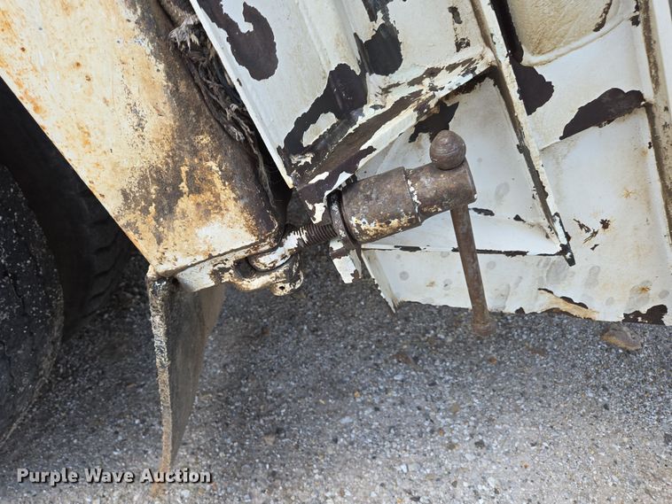 image for item EN3627 2000 International 4900 refuse truck