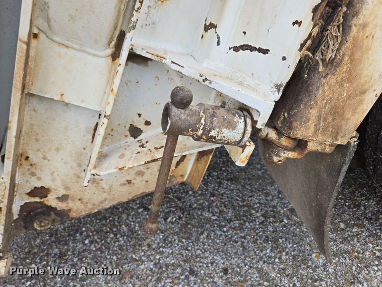 image for item EN3627 2000 International 4900 refuse truck