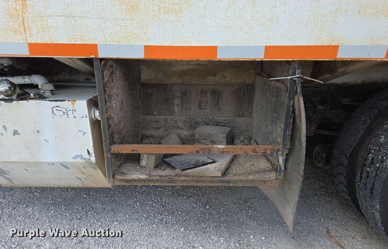 image for item EN3627 2000 International 4900 refuse truck