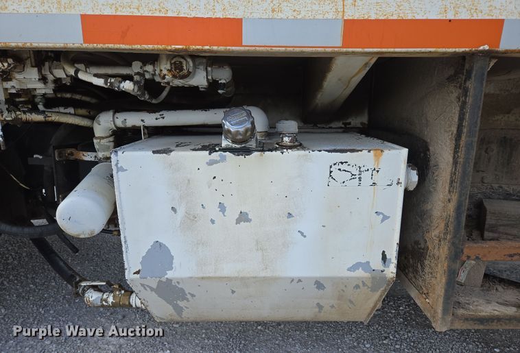 image for item EN3627 2000 International 4900 refuse truck