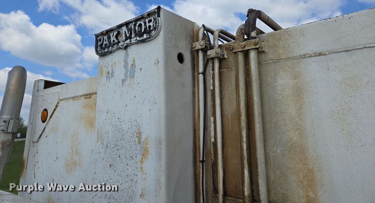 image for item EN3627 2000 International 4900 refuse truck