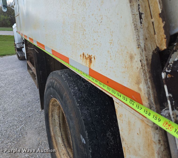 image for item EN3627 2000 International 4900 refuse truck