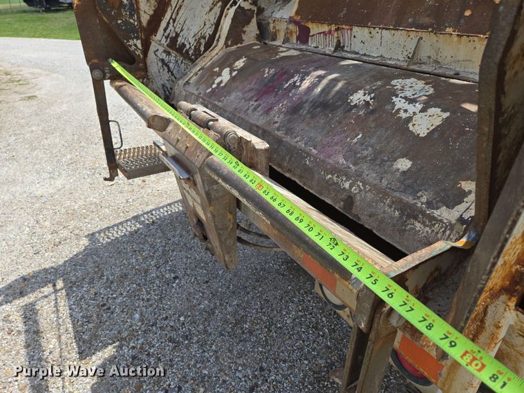 image for item EN3627 2000 International 4900 refuse truck