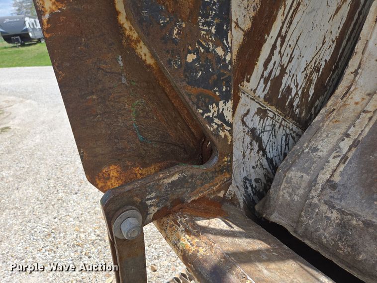 image for item EN3627 2000 International 4900 refuse truck