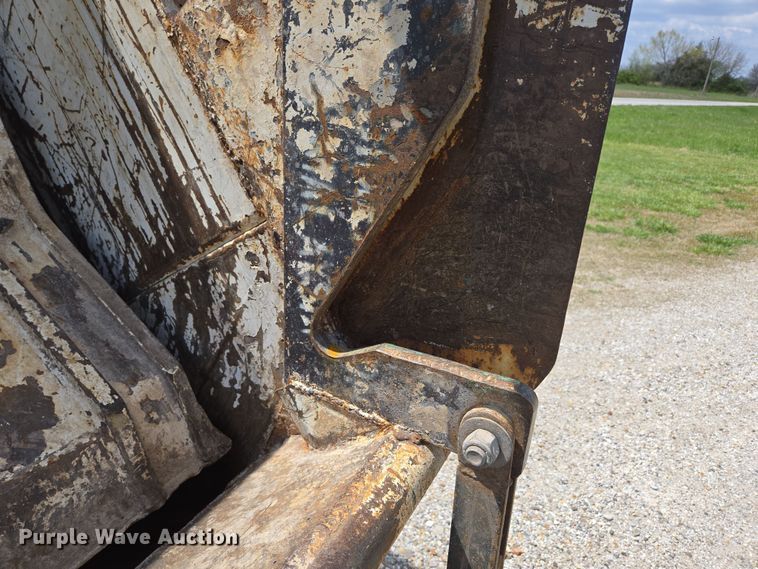 image for item EN3627 2000 International 4900 refuse truck