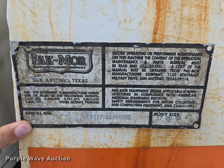 image for item EN3627 2000 International 4900 refuse truck