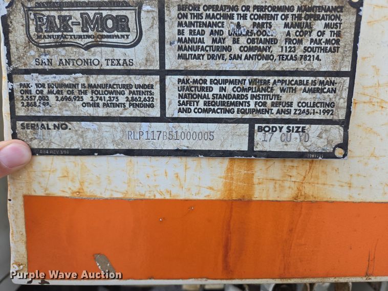 image for item EN3627 2000 International 4900 refuse truck