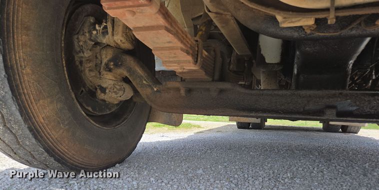 image for item EN3627 2000 International 4900 refuse truck