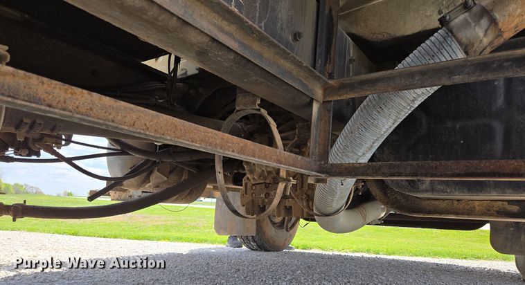 image for item EN3627 2000 International 4900 refuse truck