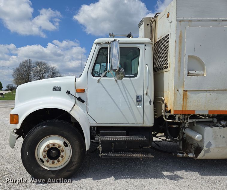 image for item EN3627 2000 International 4900 refuse truck