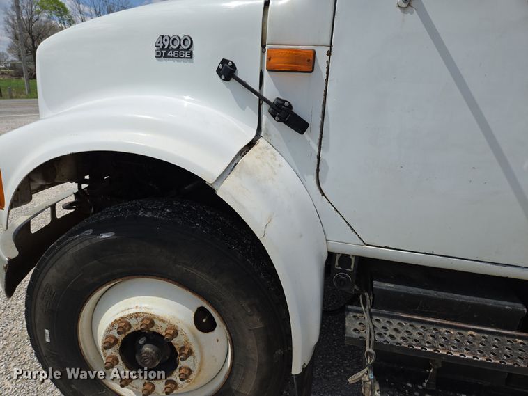 image for item EN3627 2000 International 4900 refuse truck