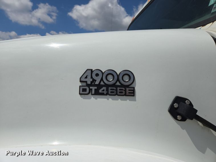 image for item EN3627 2000 International 4900 refuse truck