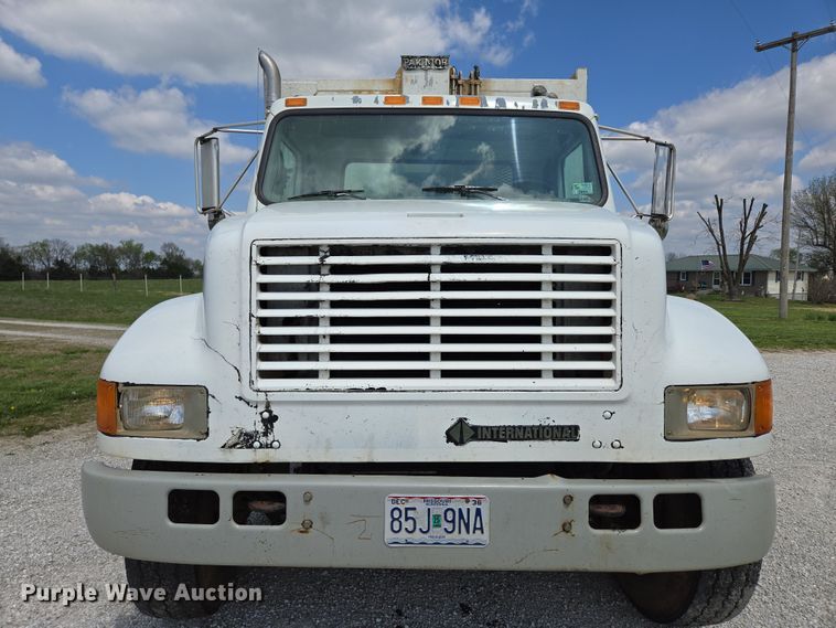 image for item EN3627 2000 International 4900 refuse truck