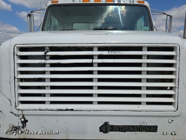 image for item EN3627 2000 International 4900 refuse truck