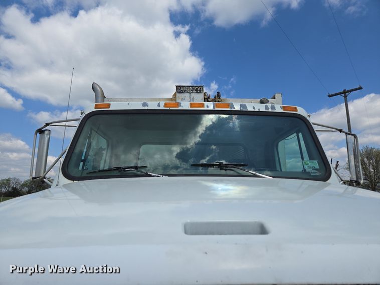 image for item EN3627 2000 International 4900 refuse truck