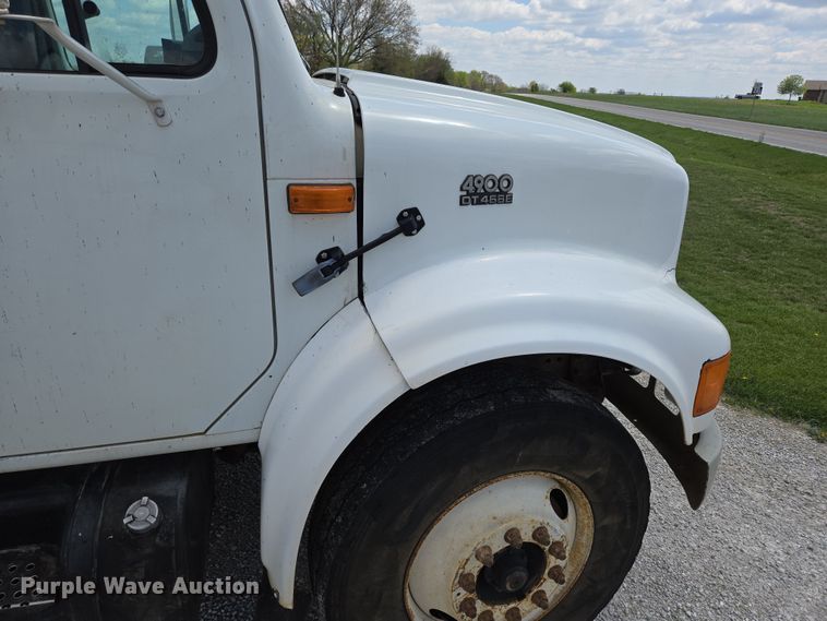 image for item EN3627 2000 International 4900 refuse truck