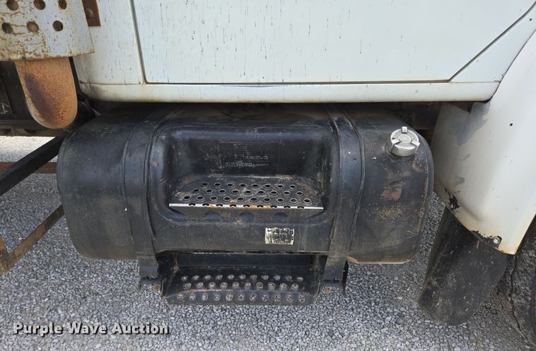 image for item EN3627 2000 International 4900 refuse truck