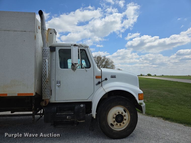 image for item EN3627 2000 International 4900 refuse truck