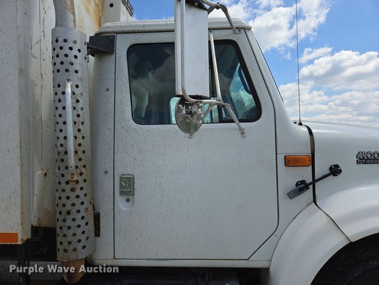 image for item EN3627 2000 International 4900 refuse truck