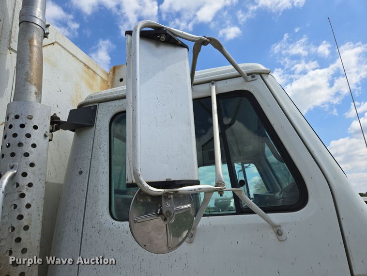 image for item EN3627 2000 International 4900 refuse truck