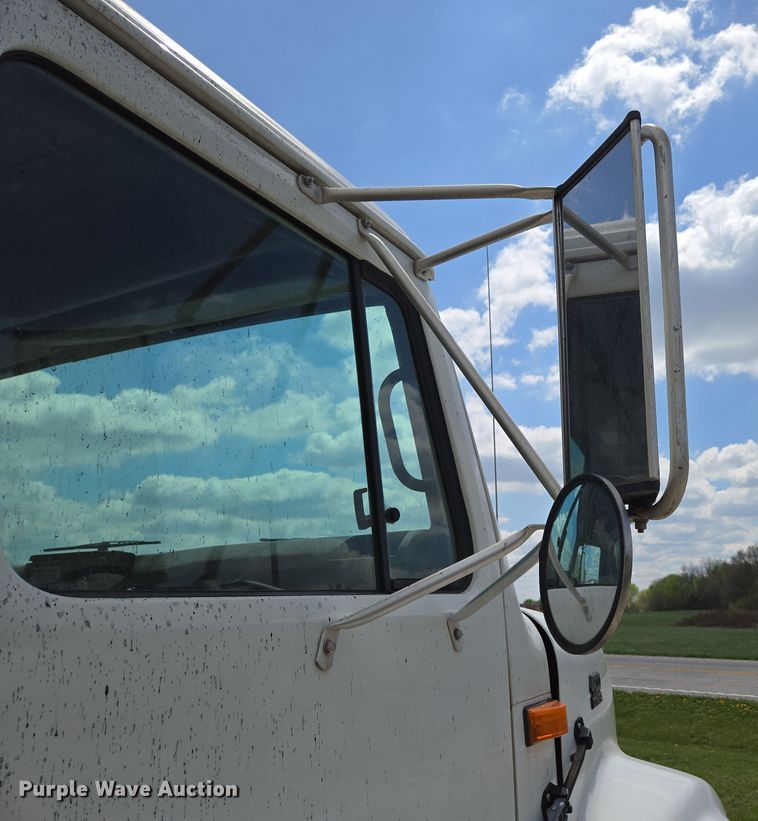 image for item EN3627 2000 International 4900 refuse truck