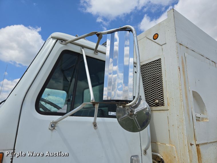 image for item EN3627 2000 International 4900 refuse truck