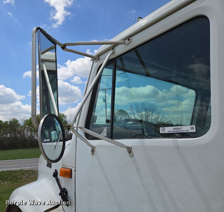 image for item EN3627 2000 International 4900 refuse truck