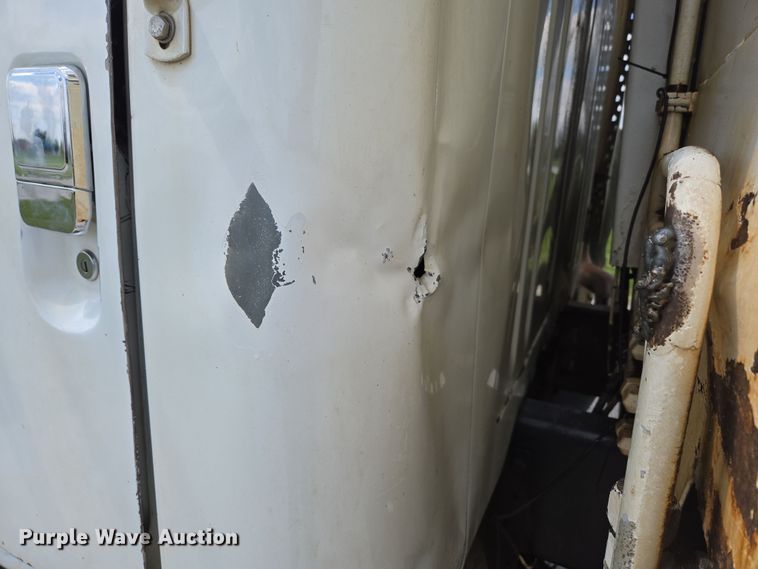 image for item EN3627 2000 International 4900 refuse truck