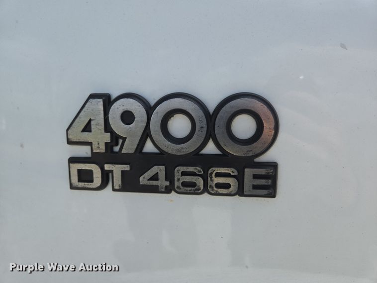 image for item EN3627 2000 International 4900 refuse truck