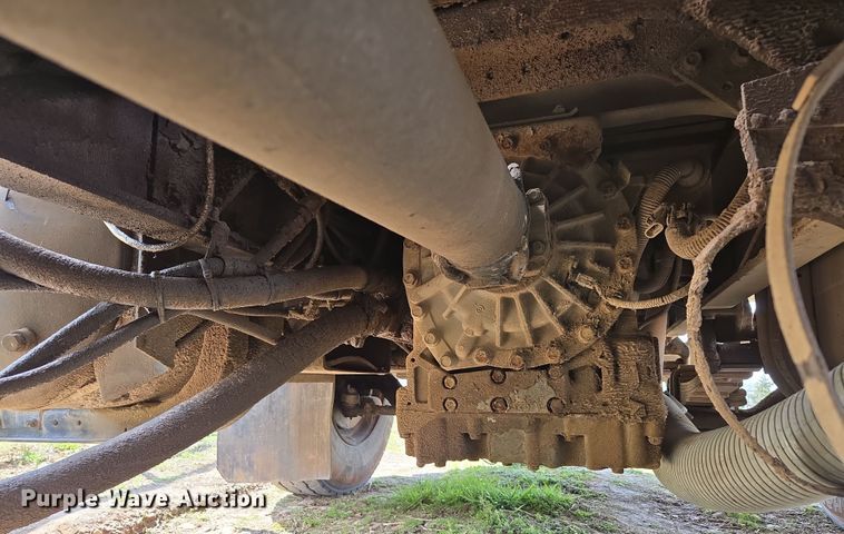 image for item EN3627 2000 International 4900 refuse truck