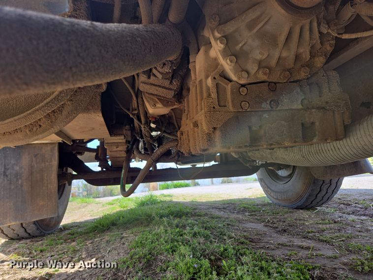 image for item EN3627 2000 International 4900 refuse truck