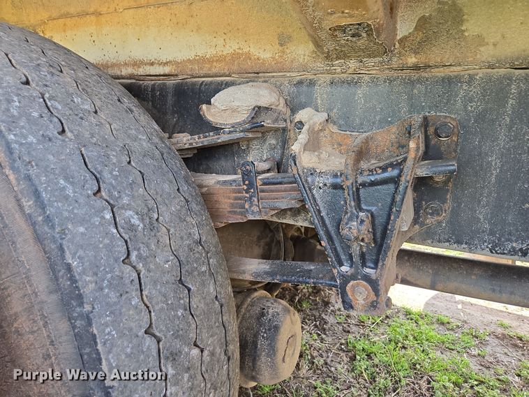 image for item EN3627 2000 International 4900 refuse truck