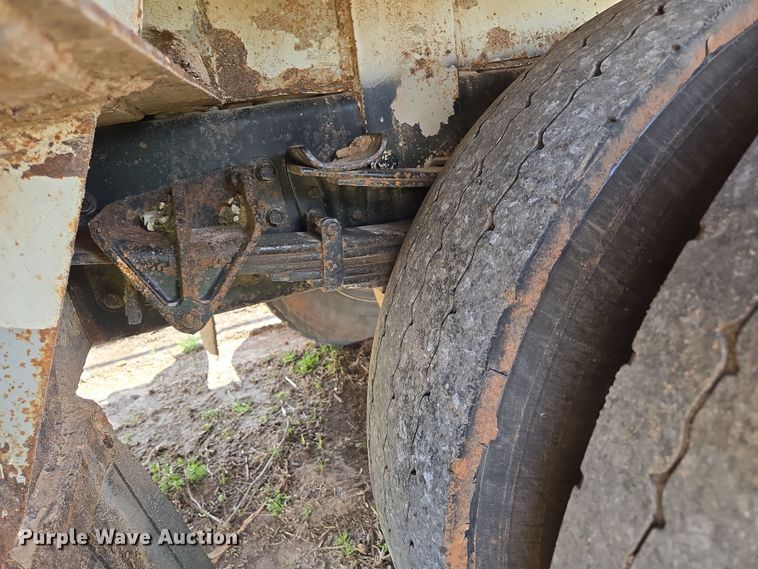 image for item EN3627 2000 International 4900 refuse truck