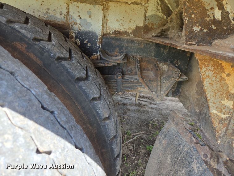 image for item EN3627 2000 International 4900 refuse truck