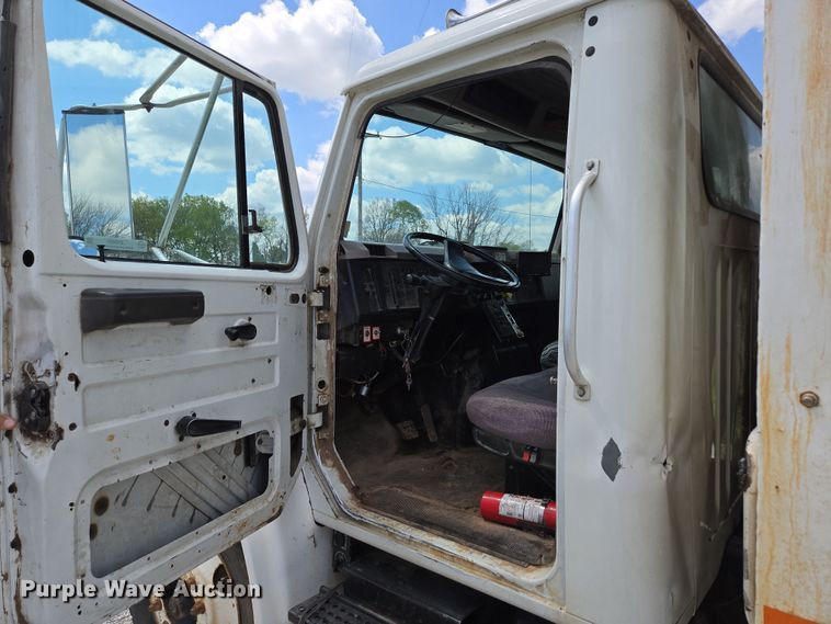 image for item EN3627 2000 International 4900 refuse truck