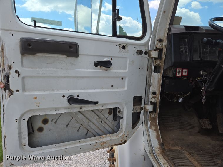 image for item EN3627 2000 International 4900 refuse truck