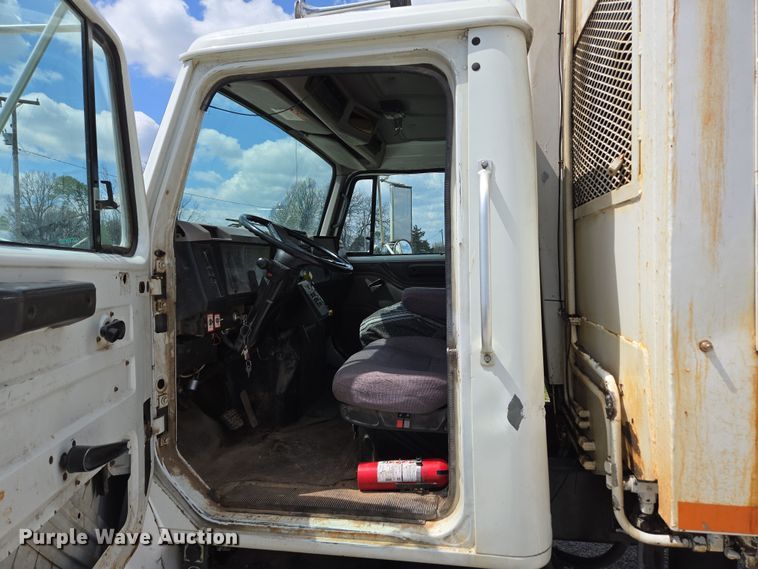 image for item EN3627 2000 International 4900 refuse truck