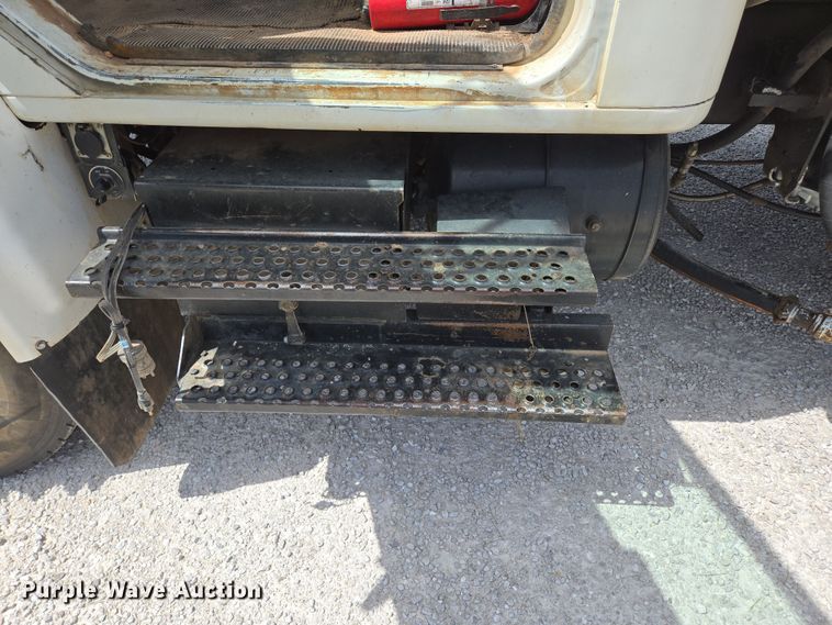 image for item EN3627 2000 International 4900 refuse truck