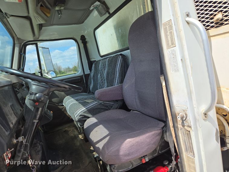 image for item EN3627 2000 International 4900 refuse truck