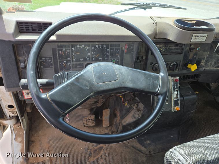 image for item EN3627 2000 International 4900 refuse truck