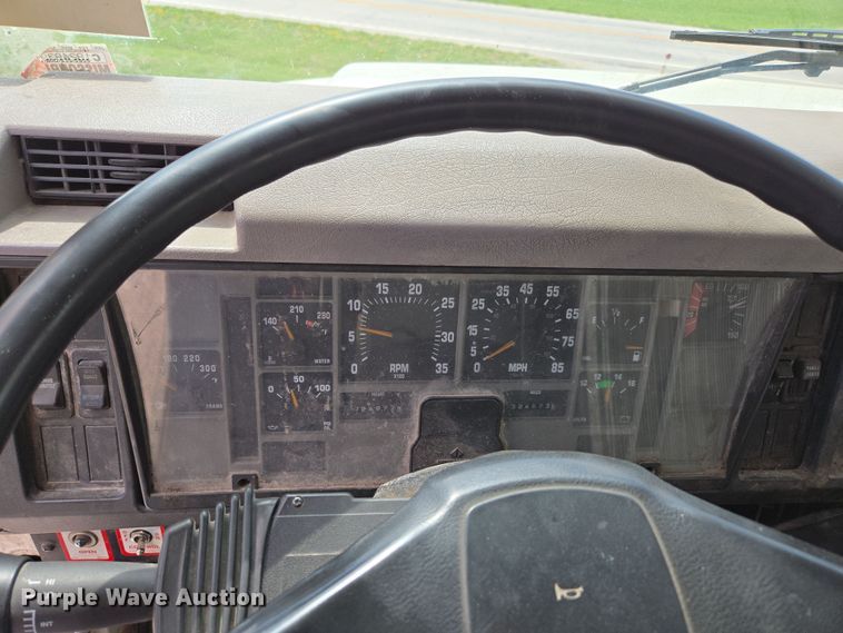 image for item EN3627 2000 International 4900 refuse truck