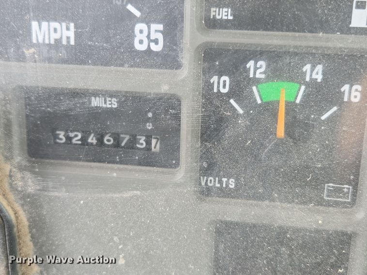 image for item EN3627 2000 International 4900 refuse truck