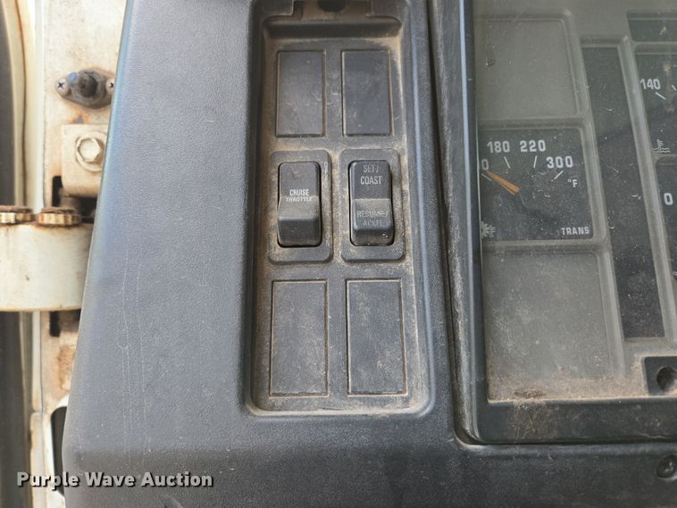 image for item EN3627 2000 International 4900 refuse truck